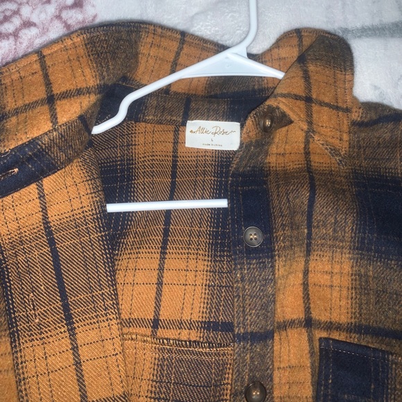 Long Flannel perfect for Fall 🍂🤩 - Picture 2 of 3